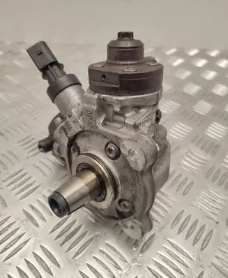 BMW X3 F25 Fuel injection high pressure pump 7823470 13517823470