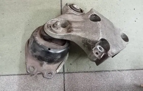 Renault Laguna II Engine mounting bracket 8200358663