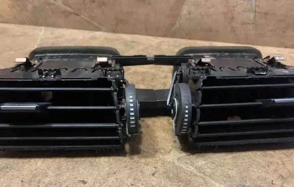 BMW 2 F46 Dash center air vent grill 9262955 518786