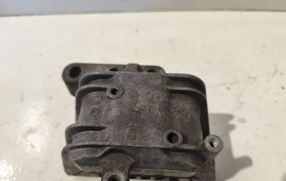 Engine mount bracket