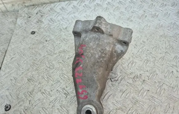 Engine mounting bracket