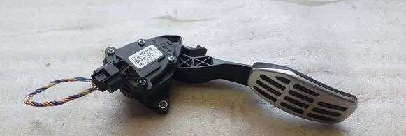 Nissan X-Trail T32 Accelerator throttle pedal 180024BG0B 6PV00997817 06102015