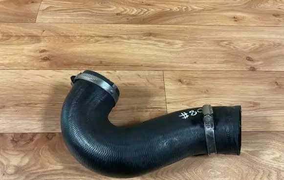 Volkswagen Touareg II Intercooler hose/pipe 