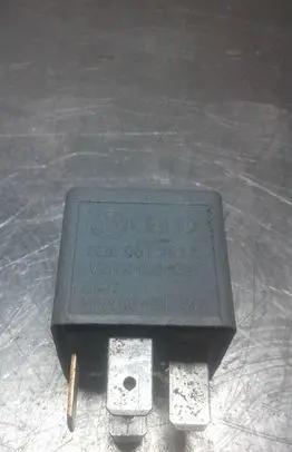 Volkswagen PASSAT B5.5 Other relay 8D0951253A PA66GF25 V23134B52X301