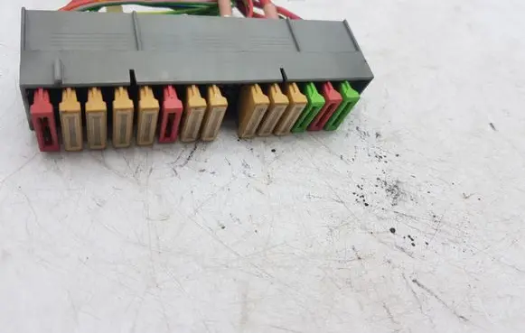 BMW 7 E38 Fuse module 8366633