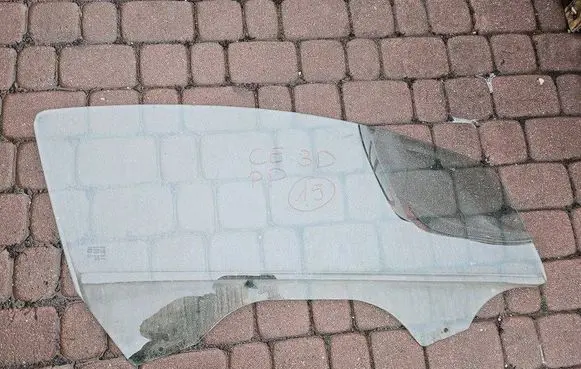 Opel Corsa E Front door window glass four-door