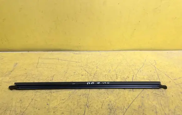 Citroen C3 Picasso Front door glass trim molding 9681444180
