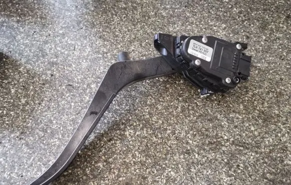 Volkswagen Touareg I Accelerator throttle pedal 7L6721507