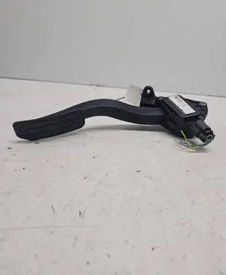 Accelerator throttle pedal