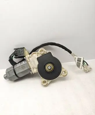 Mercedes-Benz CLS C219 Rear door window regulator motor 0130821432