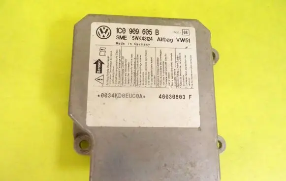 Volkswagen PASSAT B5 Airbag control unit/module 1C0909605B
