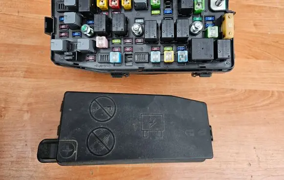 Opel Antara Fuse box set 95471068 1068U