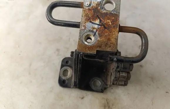 Audi A4 S4 B7 8E 8H Front door lower hinge 8E0831411B