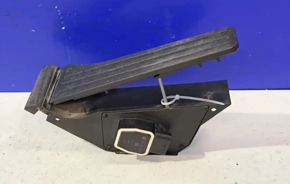 Mercedes-Benz C W204 Accelerator throttle pedal A2043000004
