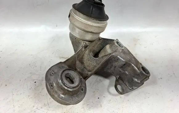 Volkswagen PASSAT B5 Engine mounting bracket 4B0199352B