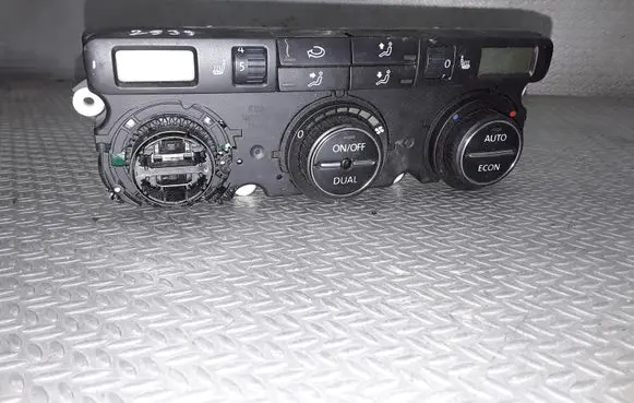 Volkswagen PASSAT B6 Climate control unit 74677532V