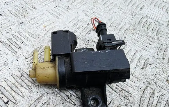 Nissan Juke I F15 Turbo solenoid valve 8200790180 70181405