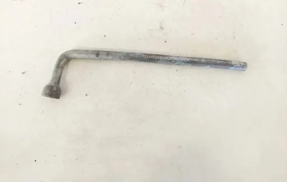 Volkswagen PASSAT B4 Wheel nut wrench T3030517765767m T303-0517765767m