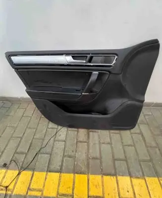 Volkswagen Touareg II Front door card panel trim F5826