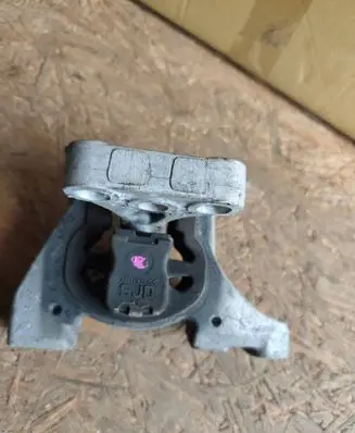 Honda FR-V Engine mount bracket