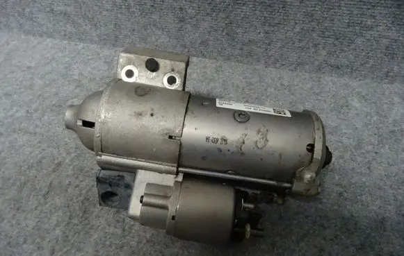 BMW 5 G30 G31 Starter motor 8588898