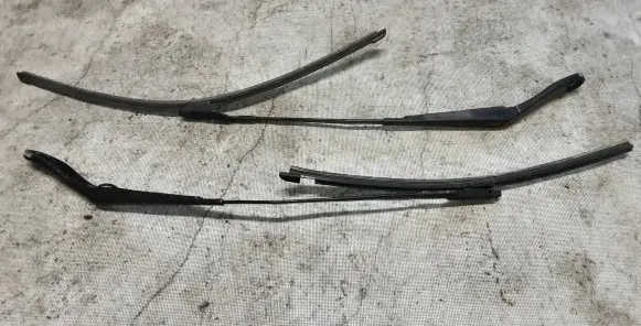 Volvo XC60 Front wiper blade arm 30753525 30753526