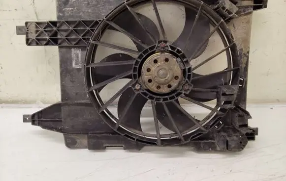 Renault Megane II Radiator cooling fan shroud 8200151464