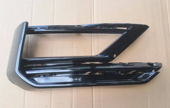 Volkswagen Tiguan Front fog light trim/grill 5NA853666E