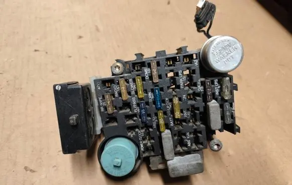 Jeep Cherokee XJ Fuse module SF8956001077 5470318971