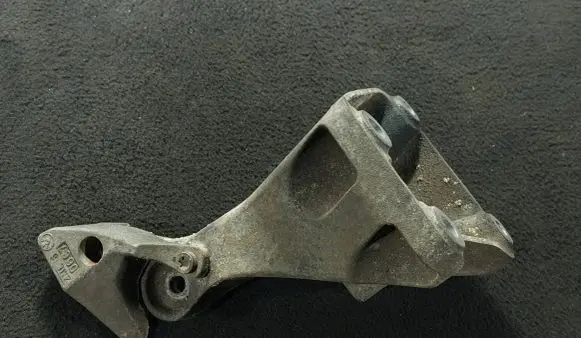 BMW 1 E81 E87 Engine mounting bracket 6781916 6907 13807410