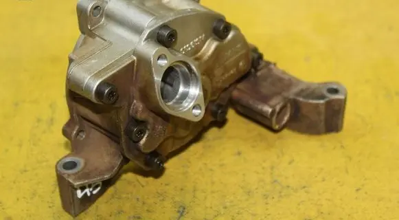 Volkswagen Golf V Oil pump 