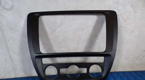 Volkswagen Jetta VI Radio/GPS head unit trim 5C6858071B 5C6858069B
