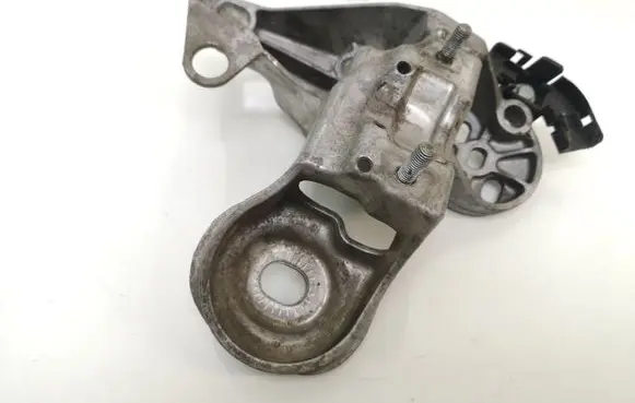 Engine mounting bracket