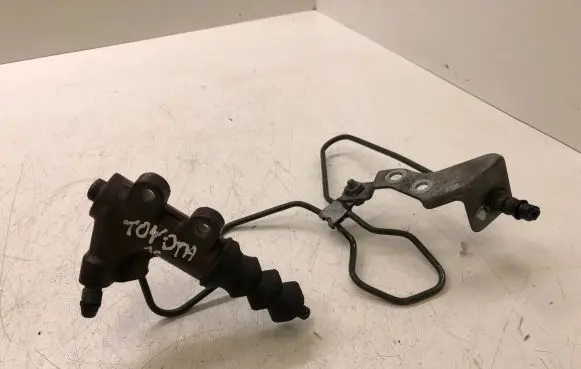 Toyota Avensis T270 Clutch slave cylinder 