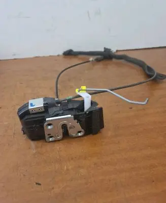 Nissan Juke I F15 Front door lock 12141