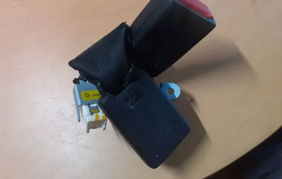 Mazda 2 Middle seatbelt buckle (rear) 