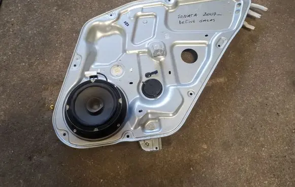 Hyundai Sonata Rear window lifting mechanism without motor