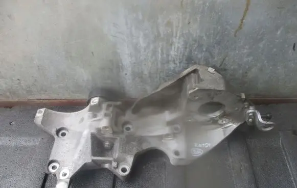 Volkswagen PASSAT B7 Generator/alternator bracket 03L903143Q