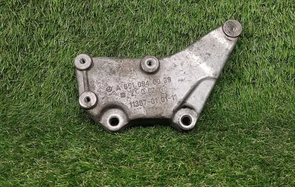 Mercedes-Benz C W204 Engine mounting bracket A6510940039 11387010111