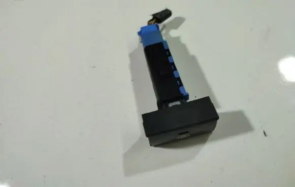 Hyundai Santa Fe Windscreen/window heater switch 621W05010