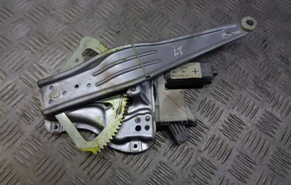 Toyota Avensis T250 Front door electric window regulator 69840-05100