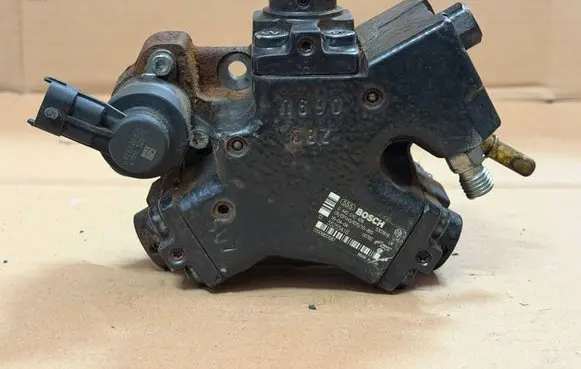 Opel Corsa E Fuel injection high pressure pump 0445010426 55255416 5307616