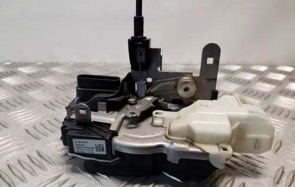 Volvo V40 Front door lock 31301422