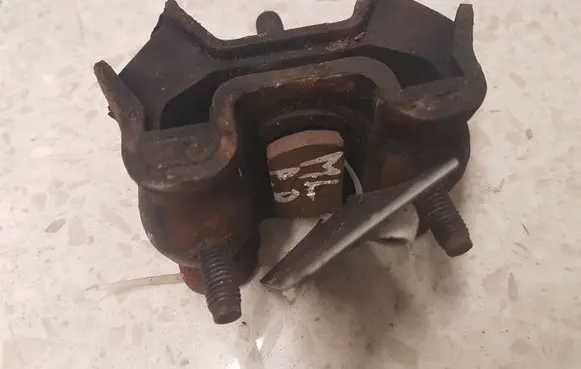 Mercedes-Benz ML W163 Engine mount bracket