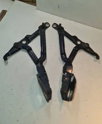 Audi A4 S4 B5 8D Tailgate/trunk/boot hinge 8D5827302C 8D5827301C
