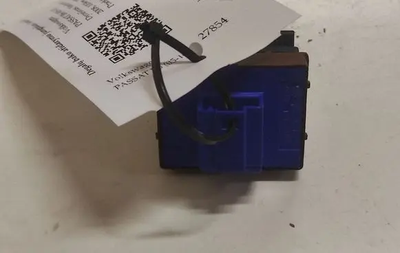 Volkswagen PASSAT B6 Fuel tank opening switch 3C0959903B