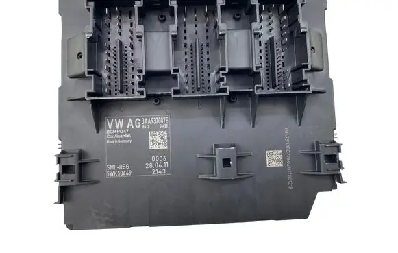 Volkswagen PASSAT B7 Central body control module 3AA937087E