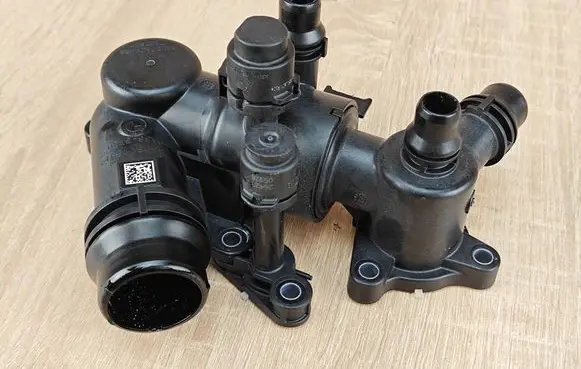 Thermostat/thermostat housing