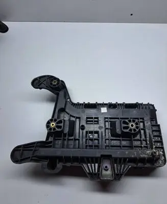Volkswagen Touran I Battery tray 1K0915333