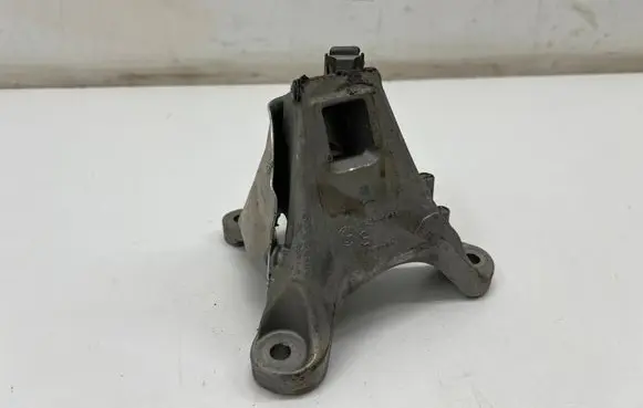 Engine mounting bracket